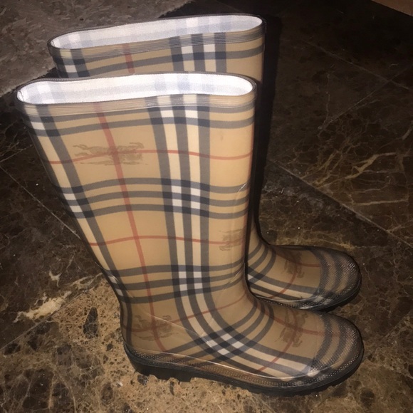 Burberry Rain Boot. Worn once. Great condition - Picture 2 of 2
